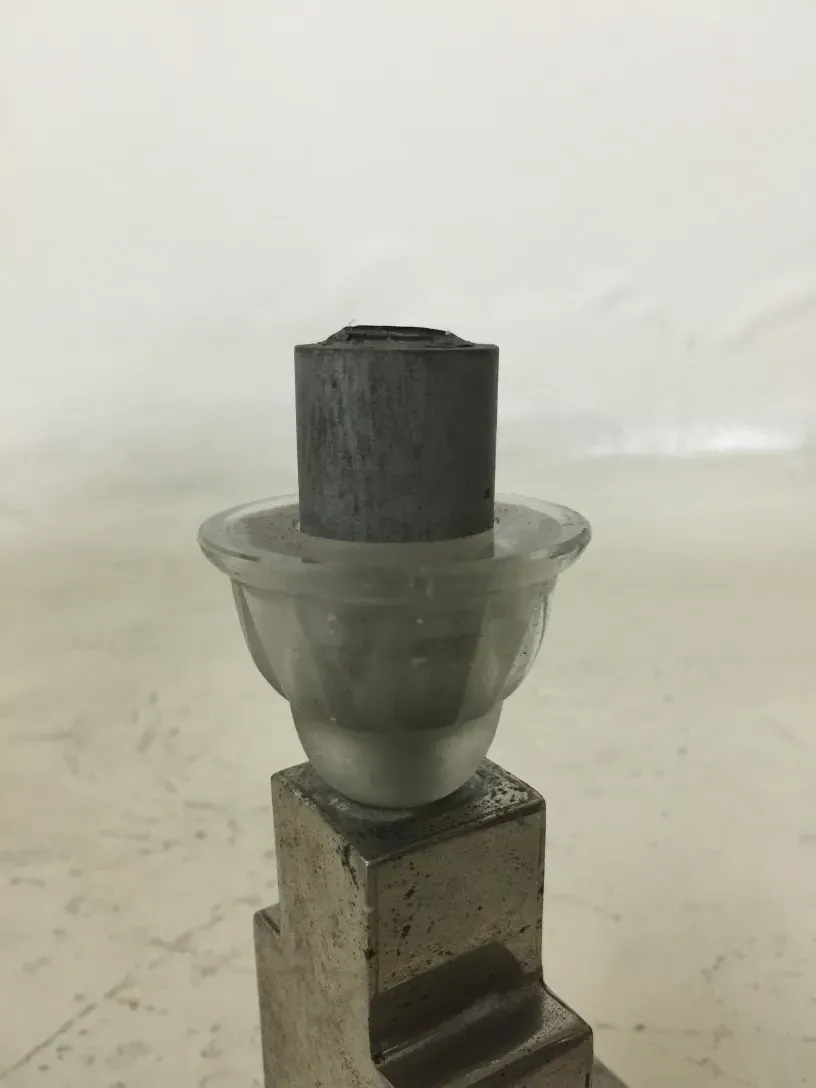 古董艺术装饰风格的台灯，设计优雅，底座装饰华丽。