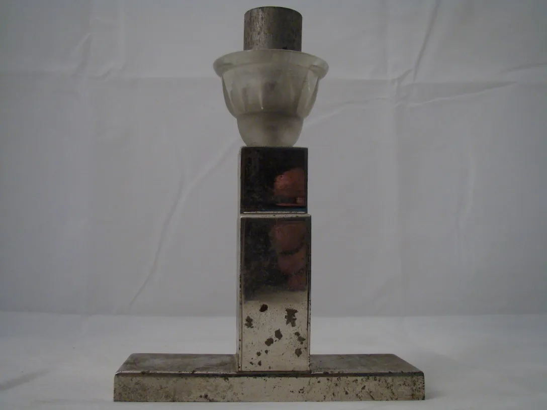 Antike Tischlampe Art Deco mit glänzendem Sockel und elegantem Design