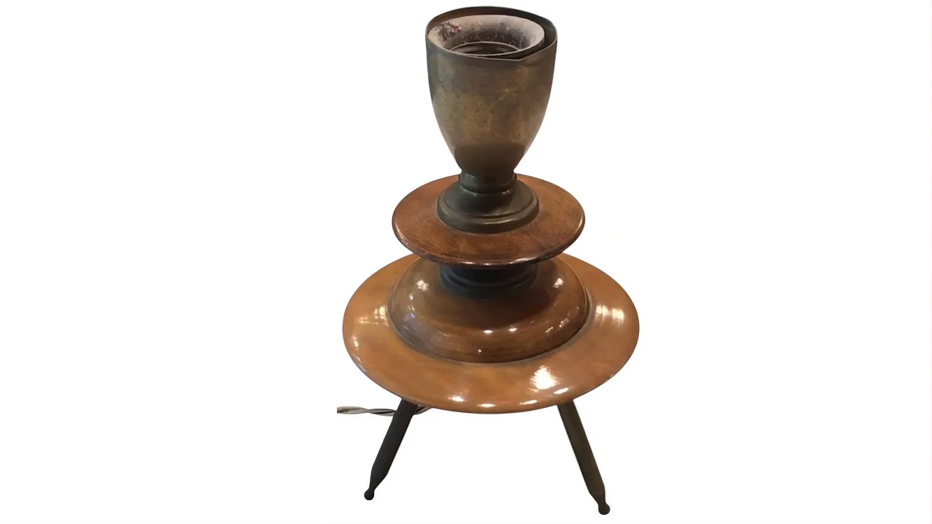 Lámpara de mesa antigua con detalles art decó, elegante diseño en tonos cálidos, ideal para decoración.