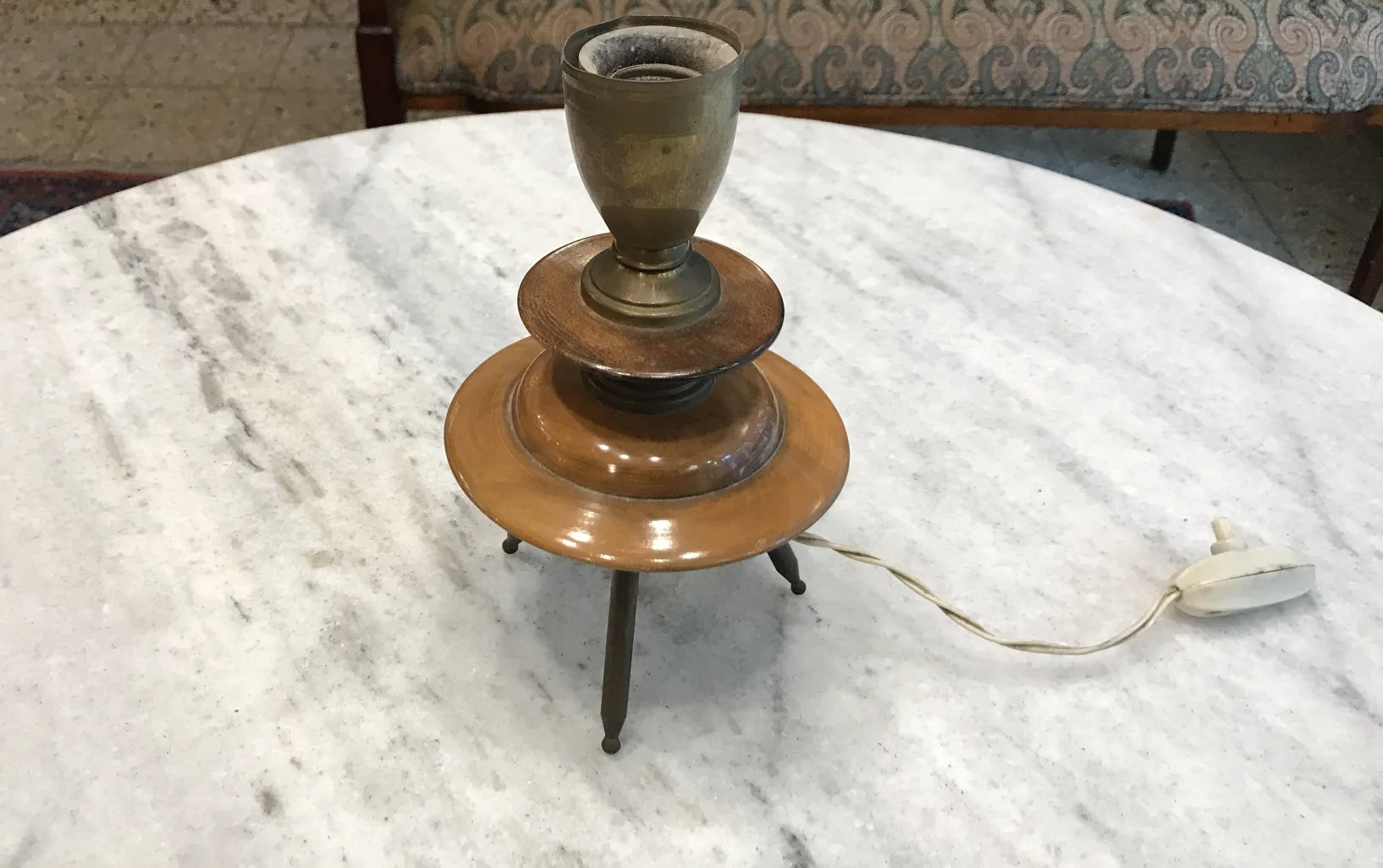 antike Tischlampe im Art Déco-Stil mit Bronzedetails, abgerundetem Design und eleganter Basis