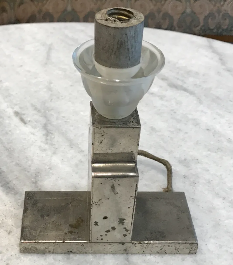 Antike Tischlampe Art Deco mit Metallbasis und weißen Schirm. Eleganter und minimalistischer Stil. Ideal für klassische Dekoration.