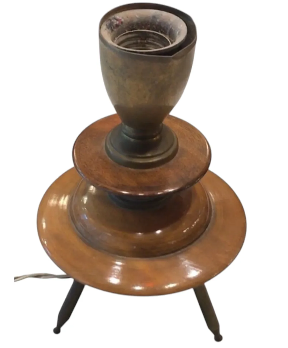 Lampe de bureau ancienne avec base en forme de disque et détails décoratifs, style Art Deco.