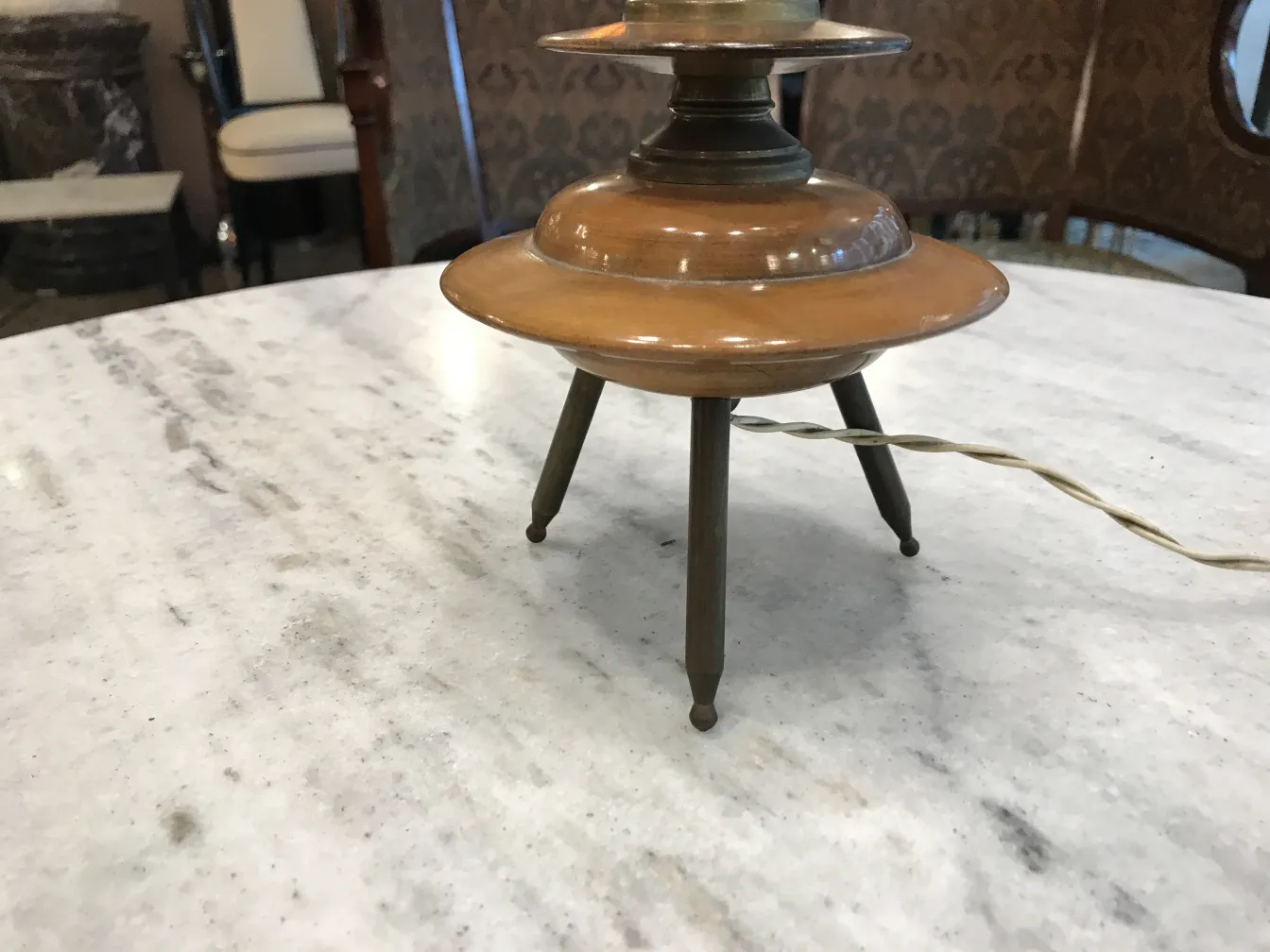 Antica lampada da tavolo art deco con base rotonda e gambe