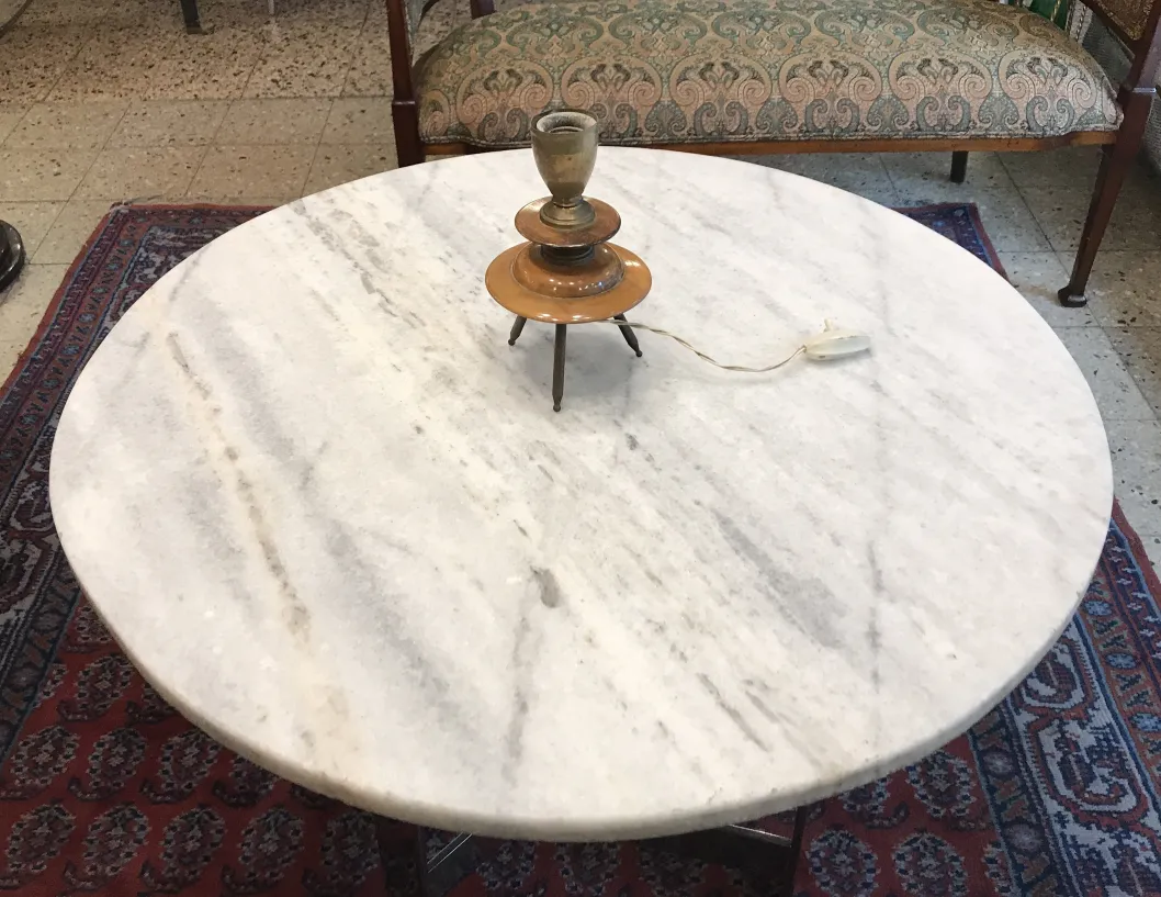 lampada da tavolo antica art deco su tavolo in marmo