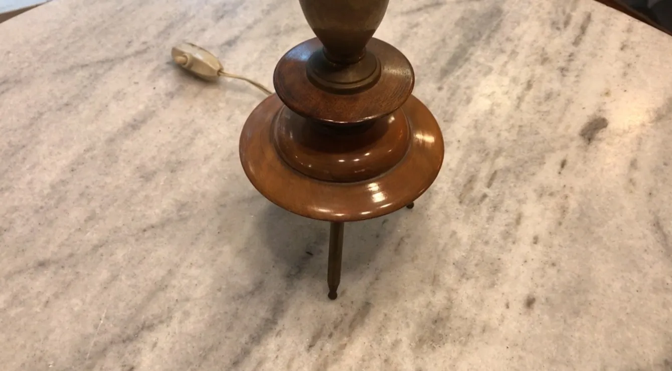 Lampada da tavolo antica in stile Art Deco su una superficie chiara.