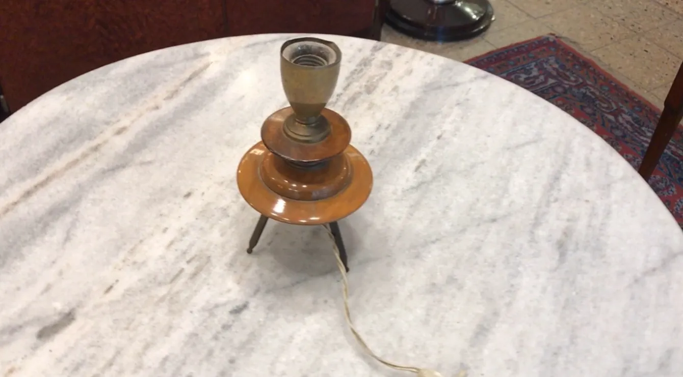 Lampara de mesa antigua Art Deco sobre una mesa