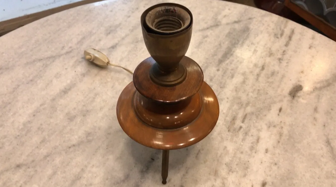 Luminária de mesa antiga em estilo Art Deco sobre uma superfície clara, decoração clássica