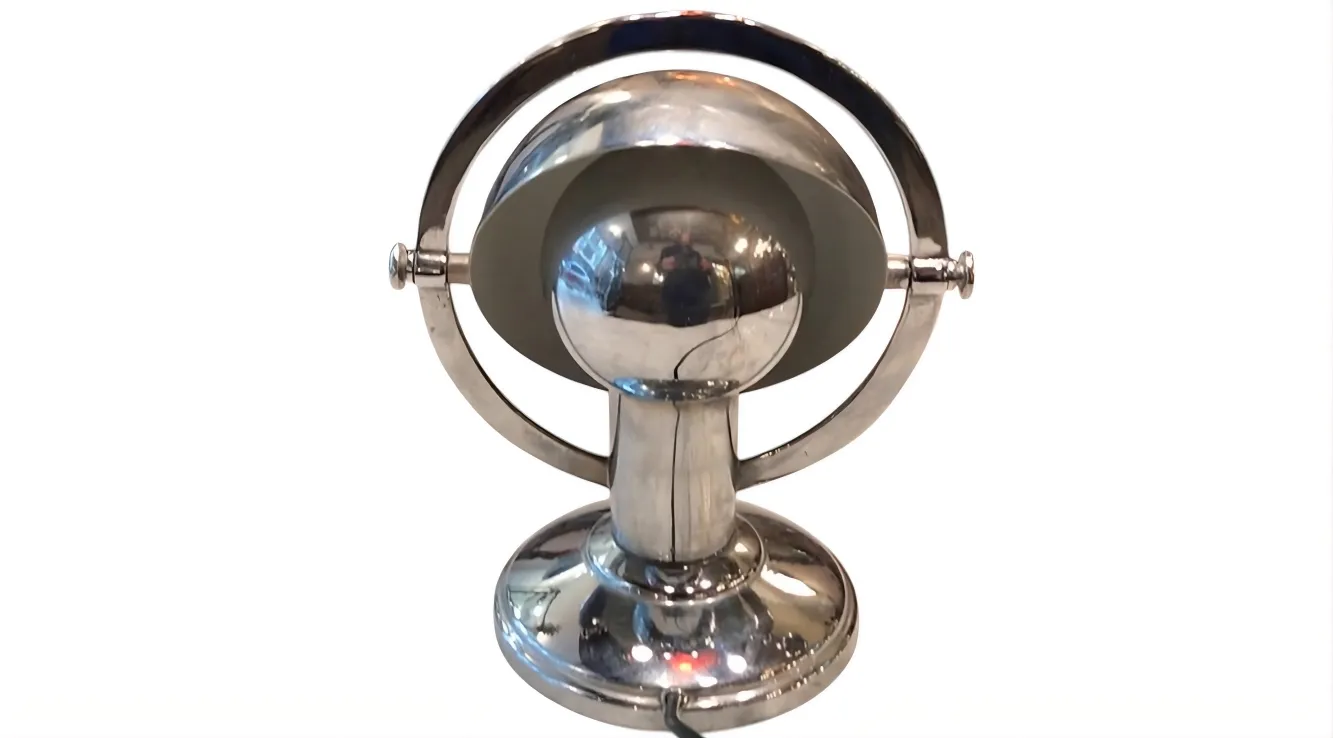 Antike Tischlampe mit kugelförmigem Design und eleganter Basis