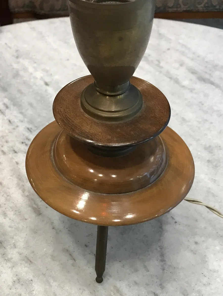 image d'une lampe de bureau antique de style Art Deco avec une base élégante et des détails décoratifs