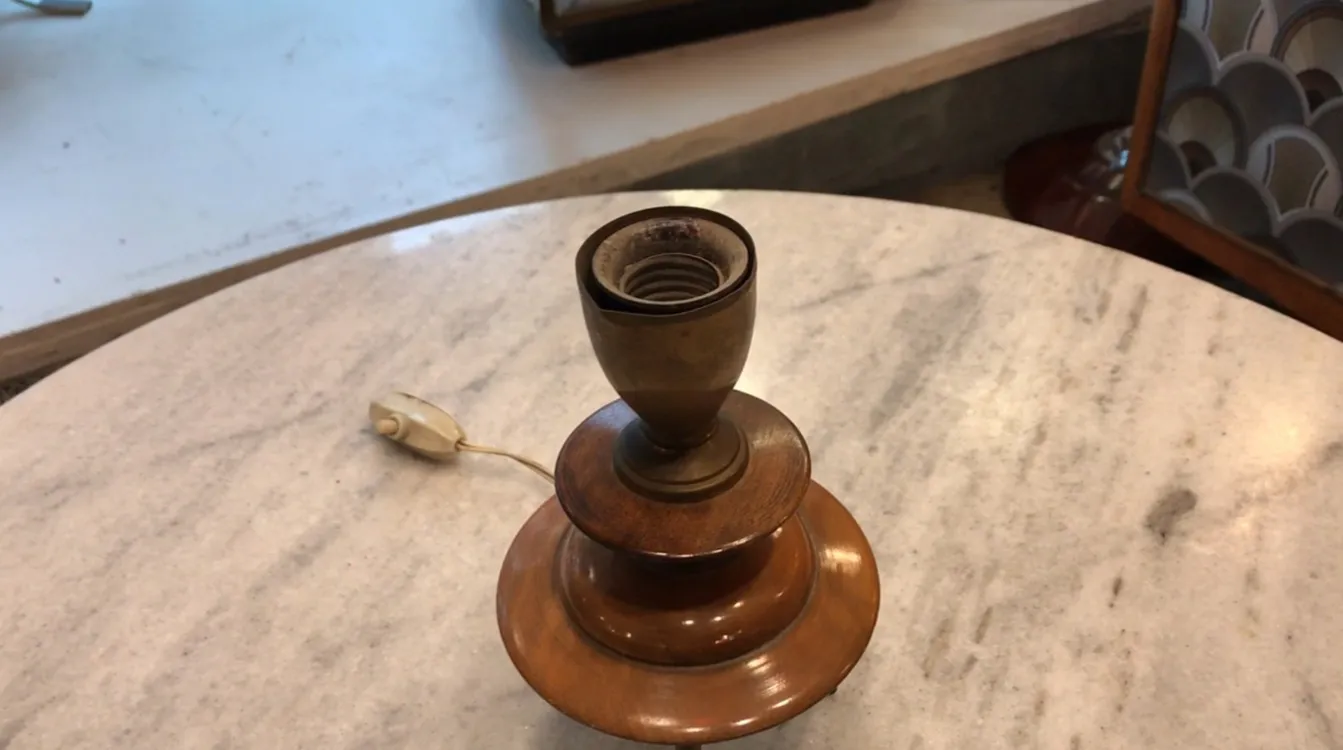 古董艺术风格台灯，装饰细节放在大理石桌上