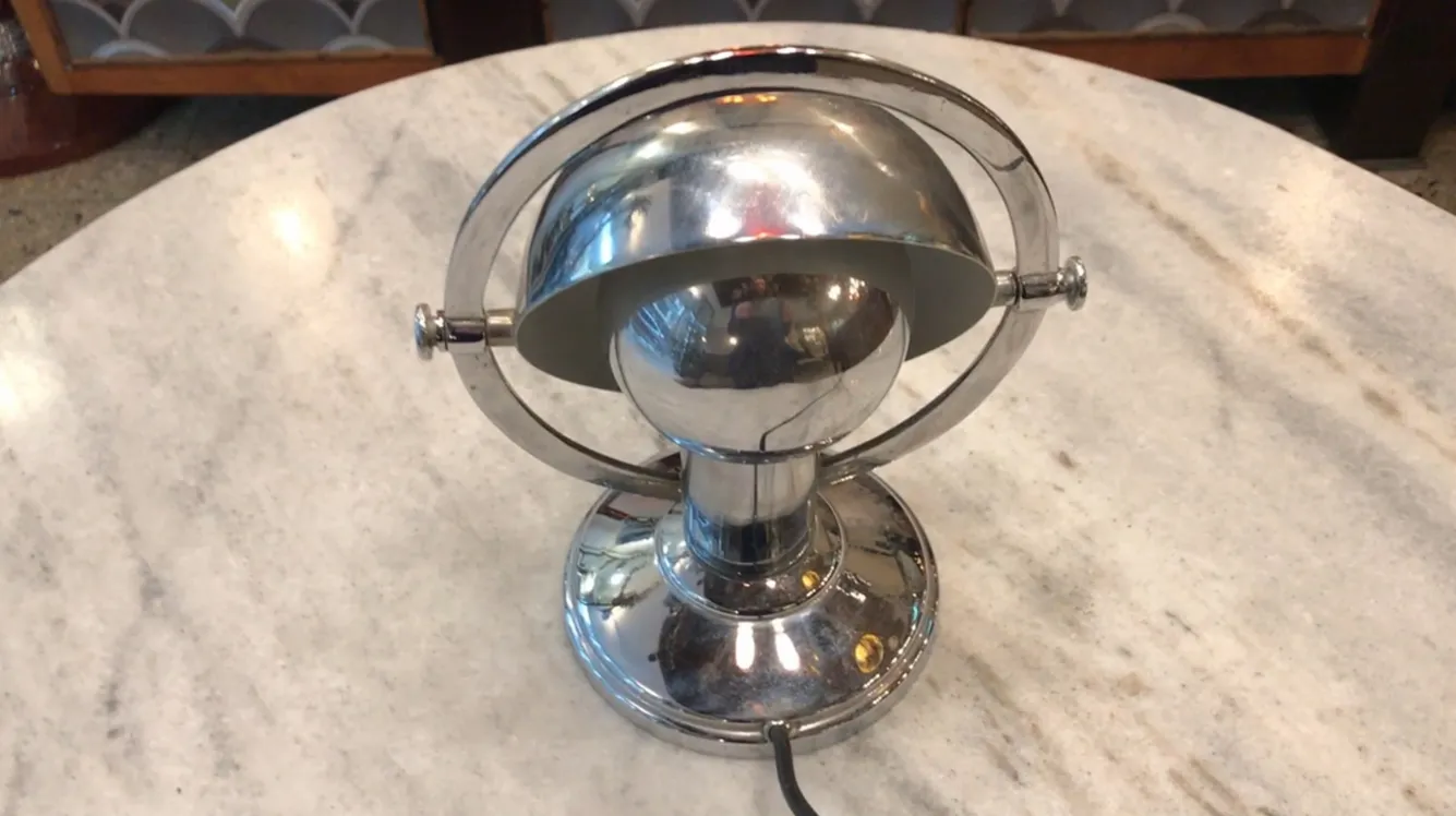 antigua lámpara de mesa art deco con diseño metálico brillante