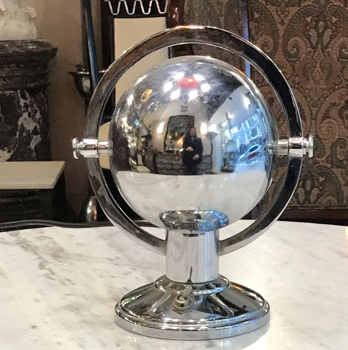 antike Tischlampe im Art Deco-Stil, kugelige Form, glänzend, sanftes Licht