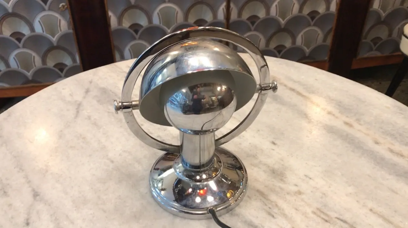 lampara de mesa antigua con diseño de arte deco, base brillante y estilo moderno, en ambiente elegante