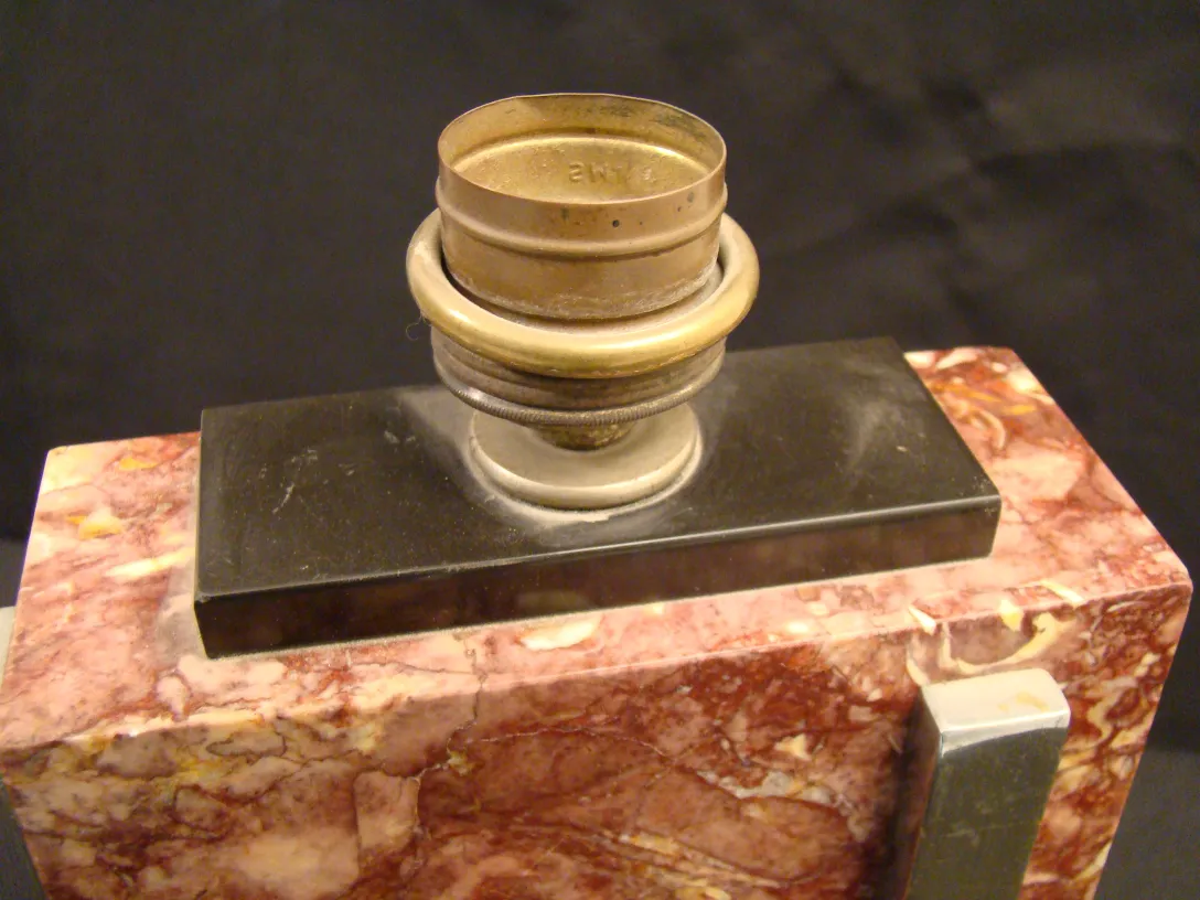 Lámpara de mesa antigua estilo Art Deco con base decorativa.