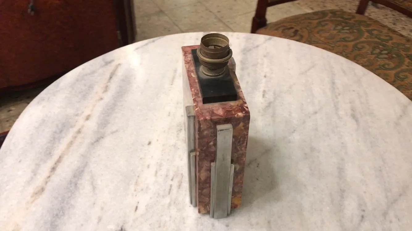 مصباح طاولة عتيق على الطراز الحديث، زينة وأنيقة.