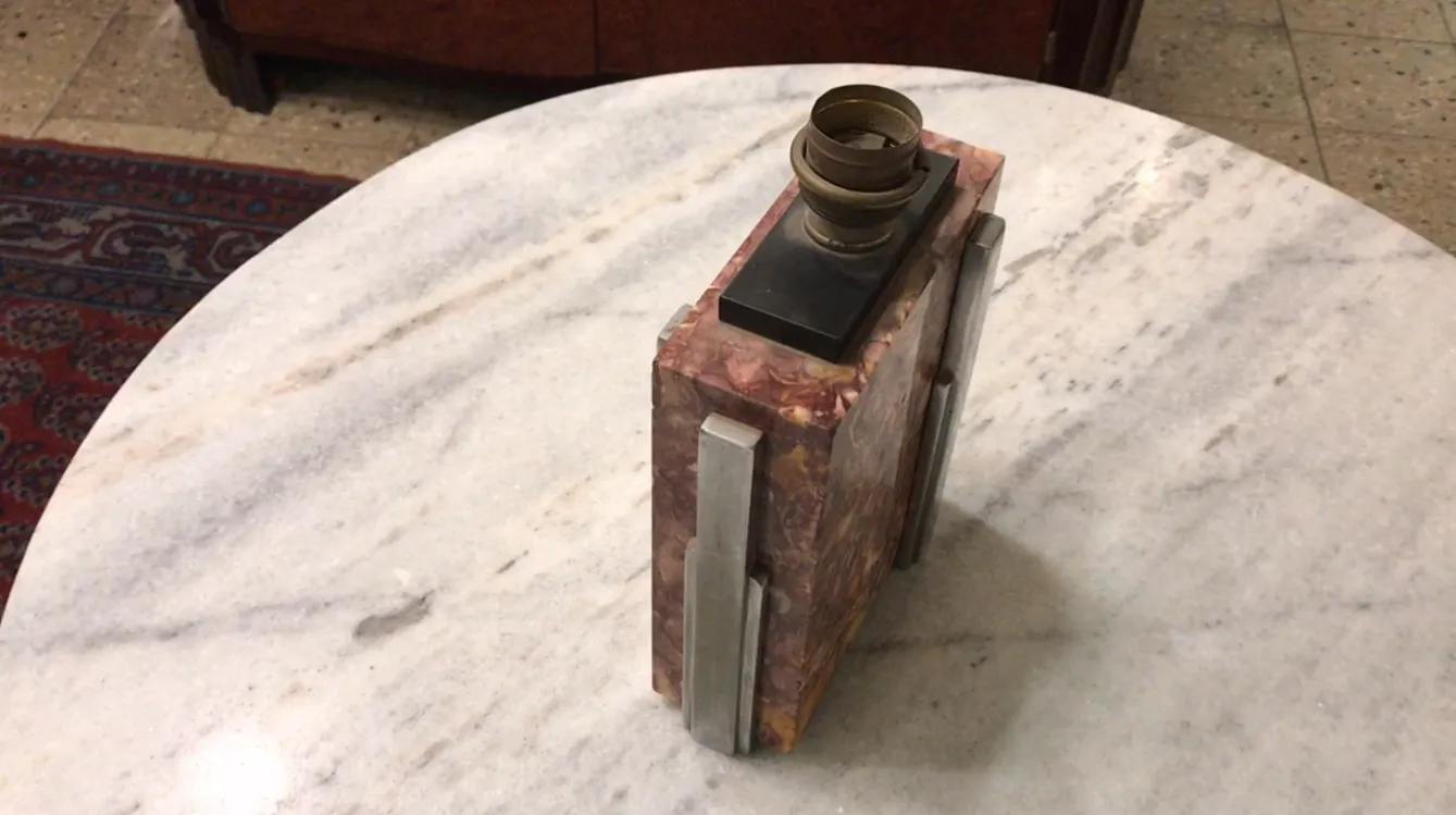 Lámpara de mesa antigua de estilo Art Deco en ambiente elegante.