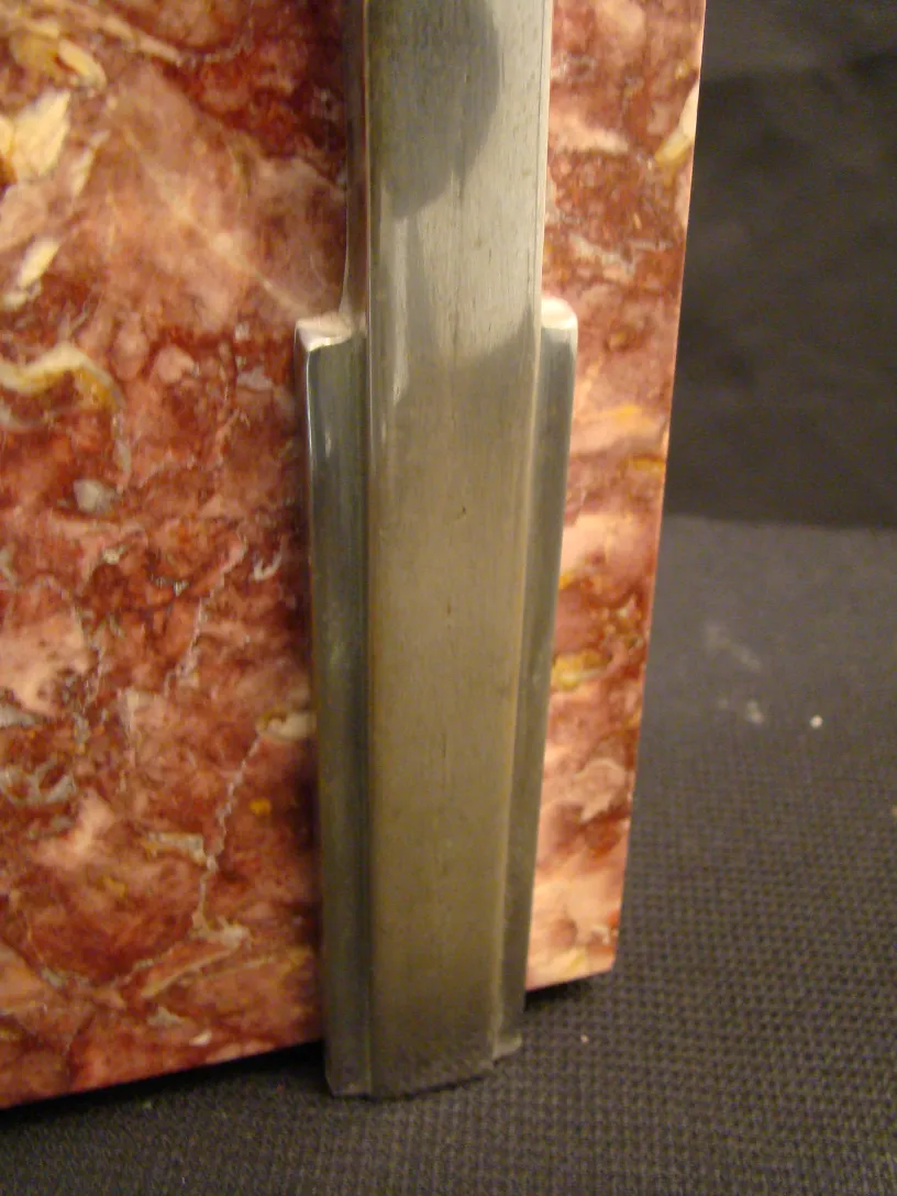 Detalle de una lámpara de mesa antigua estilo Art Deco con diseño elegante, acompañada de un fondo elegante.