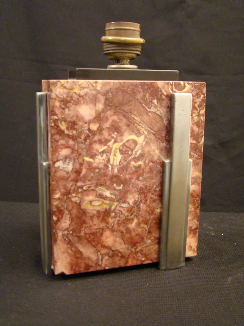 lampe de bureau antique avec design art déco et base en métal dans un cadre élégant