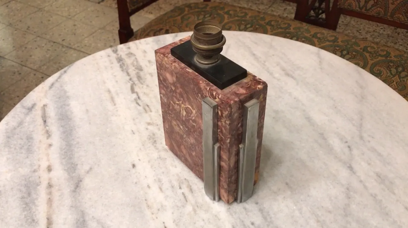 Lampada da tavolo antica Art Deco con base rettangolare e dettagli decorativi.