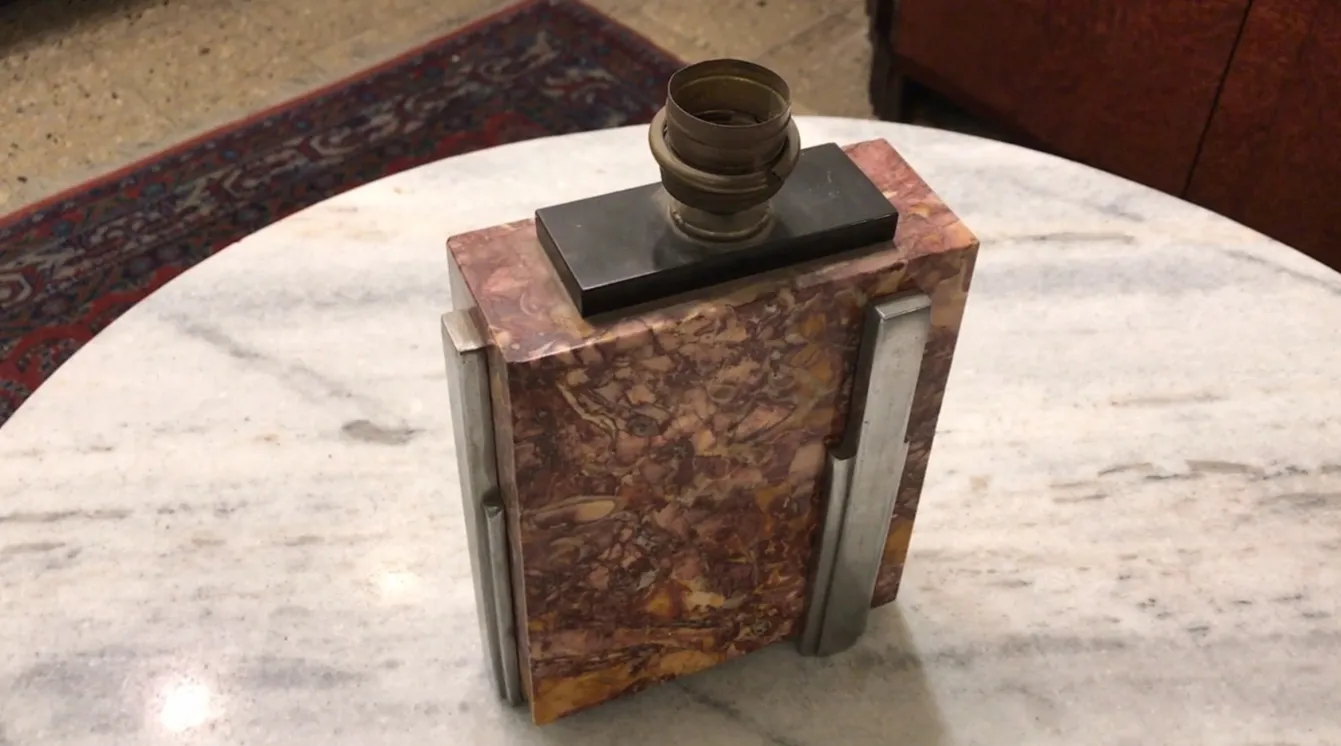 古董檯燈艺术装饰放在大理石表面