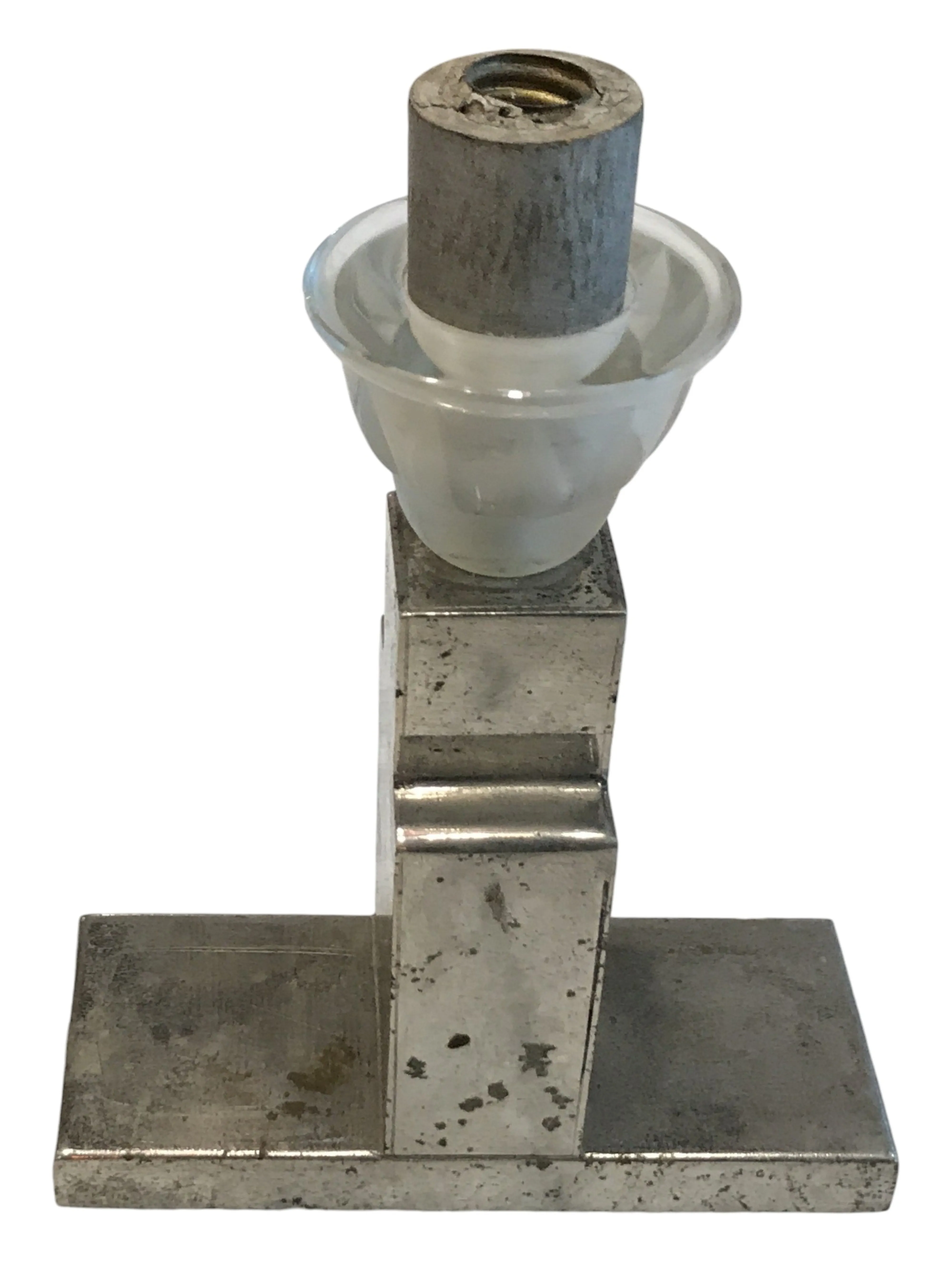 Lámpara de mesa antigua con base metálica y detalle blanco, ambiente acogedor.