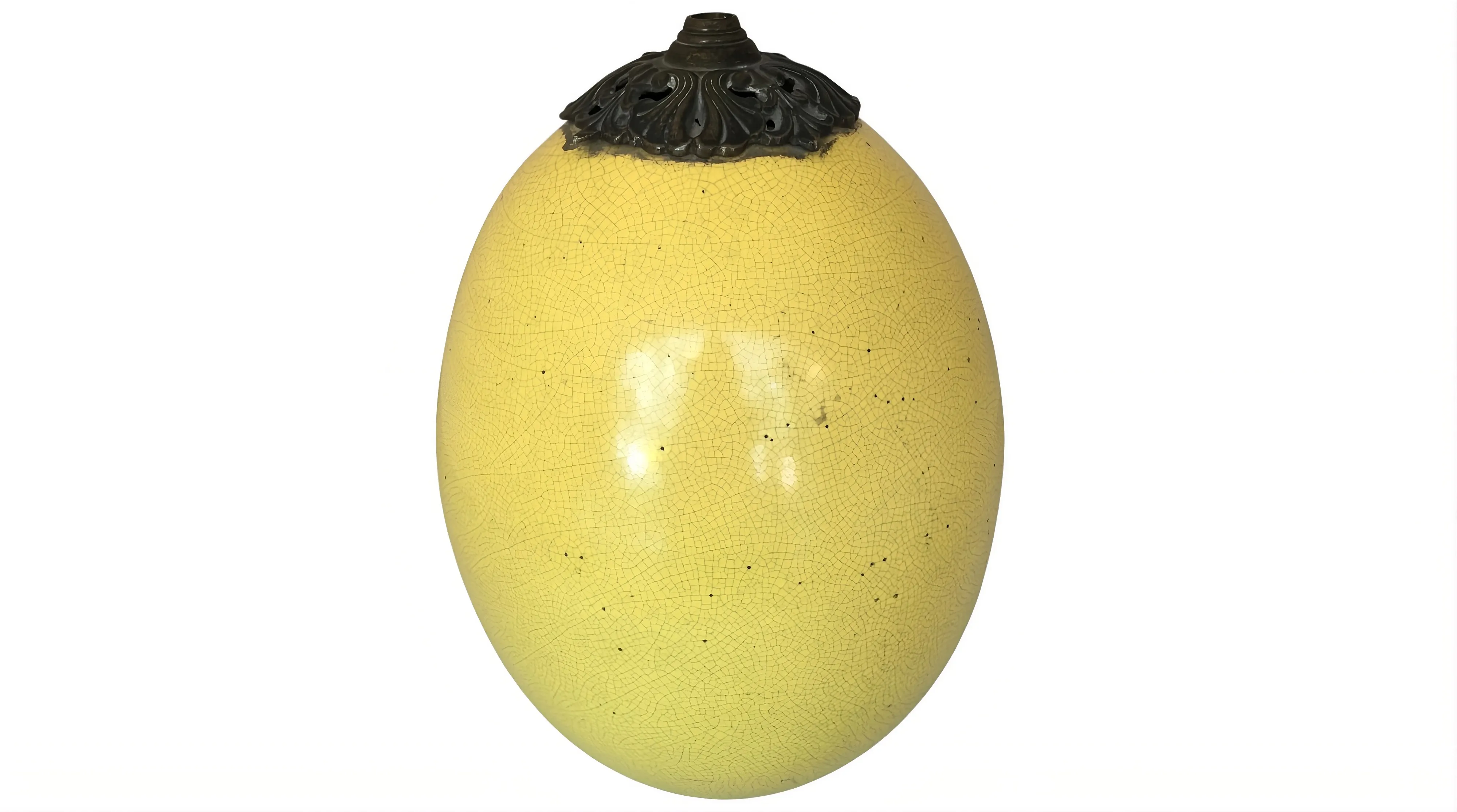 Lampada da tavolo antica gialla con design in cima.