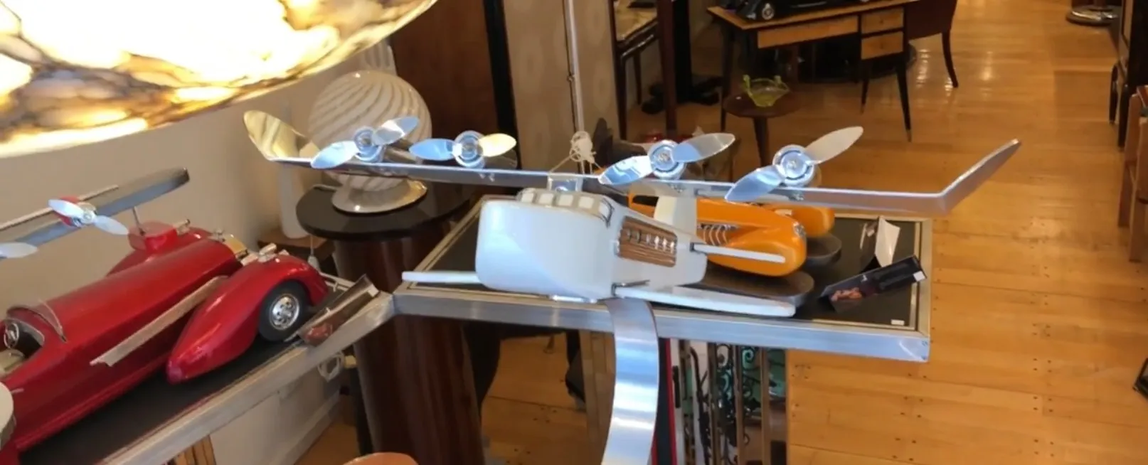 modelo antiguo de avión en una exhibición decorativa