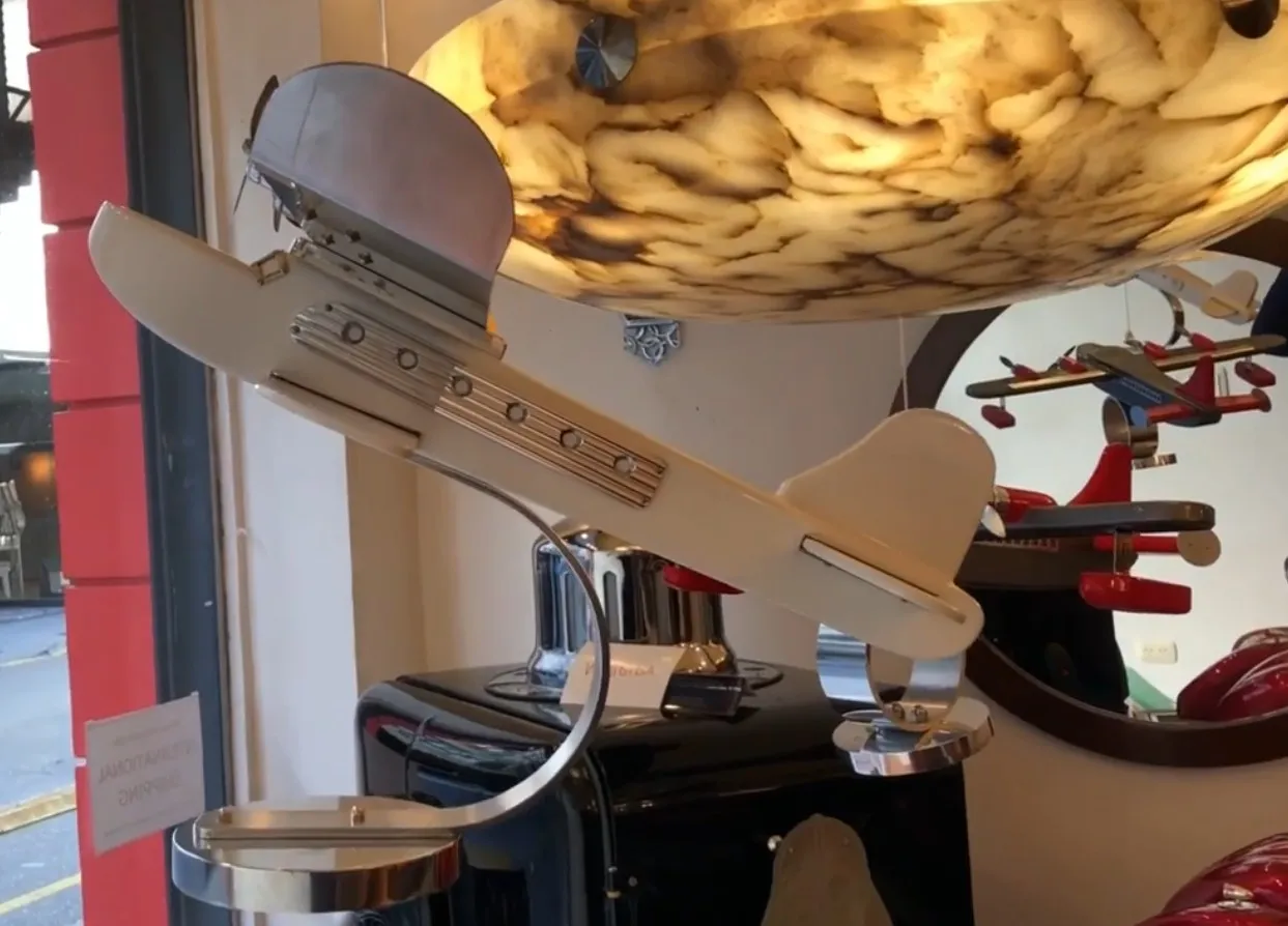 modello antico di aereo decorativo in un ambiente elegante