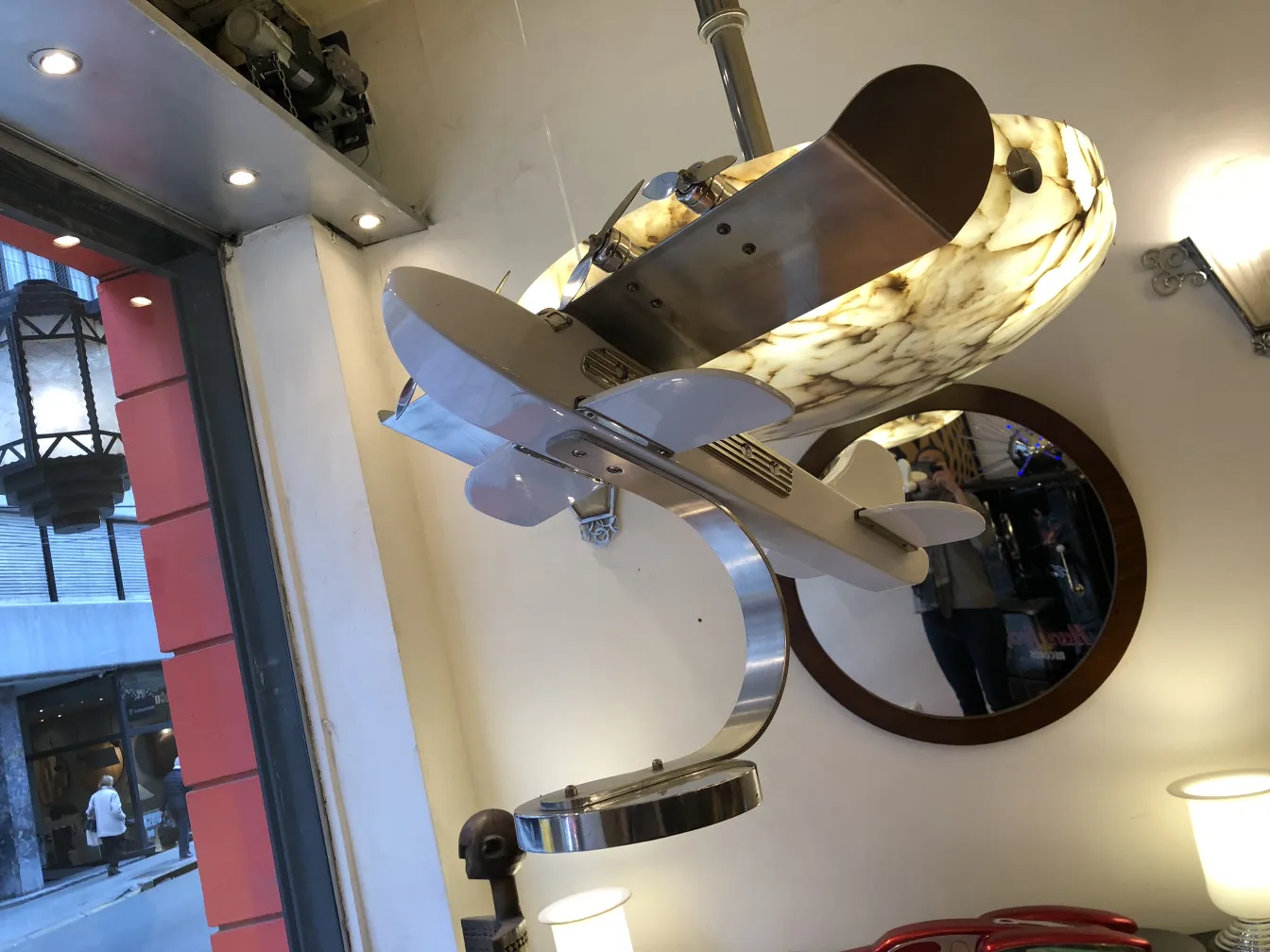 avion décoratif ancien suspendu au plafond