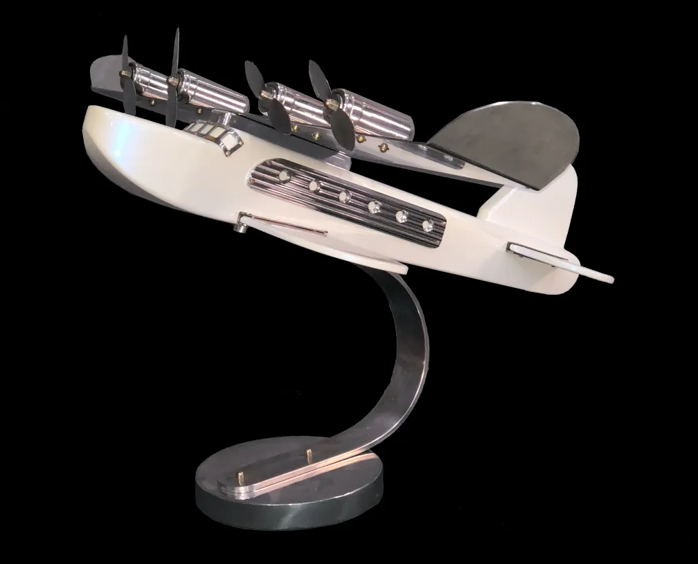 Modelo antigo de avião decorativo com hélices