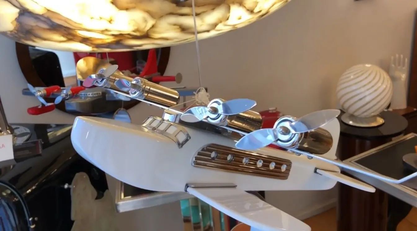 Avion décoratif ancien avec hélices brillantes et détails