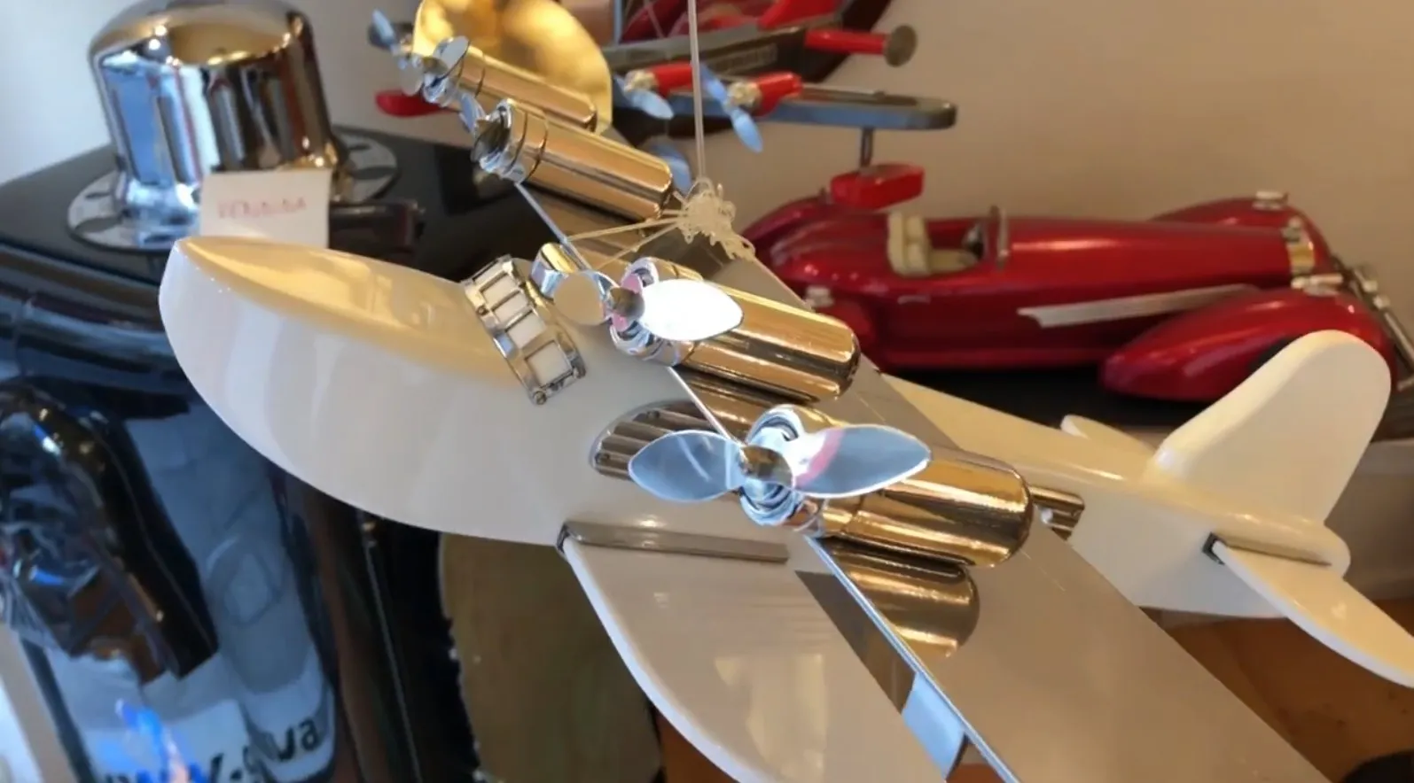 modelo antiguo de avión con hélices brillantes y diseño clásico