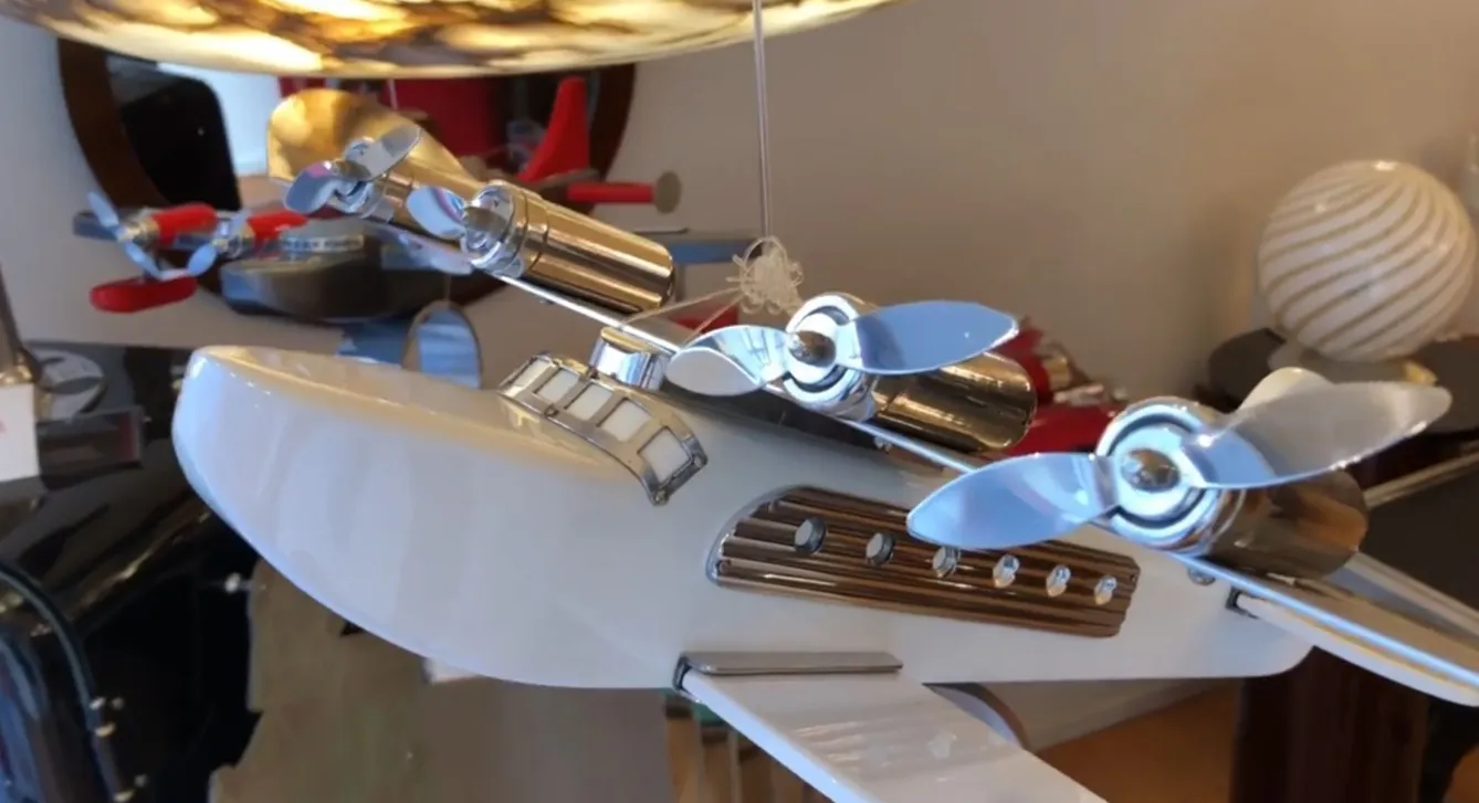 antiguo avión de colección con hélices brillantes