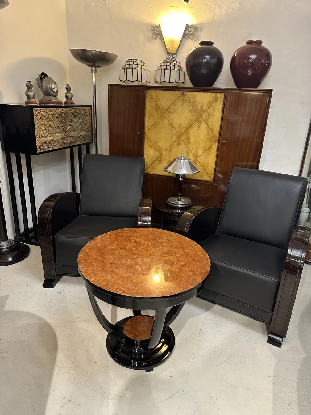 elegante mueble bar antiguo en ambiente acogedor, con sillones