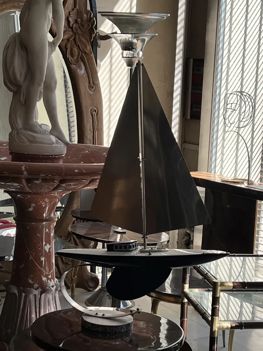 Antigo barco com forma musical e detalhes decorativos