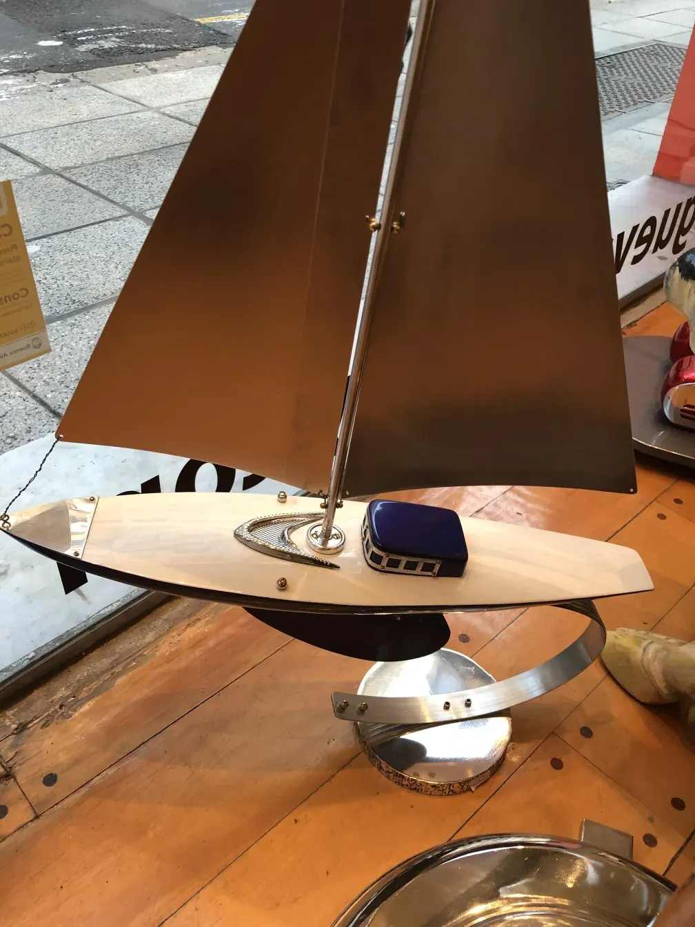 Barco decorativo antigo com velas em um ambiente aconchegante.