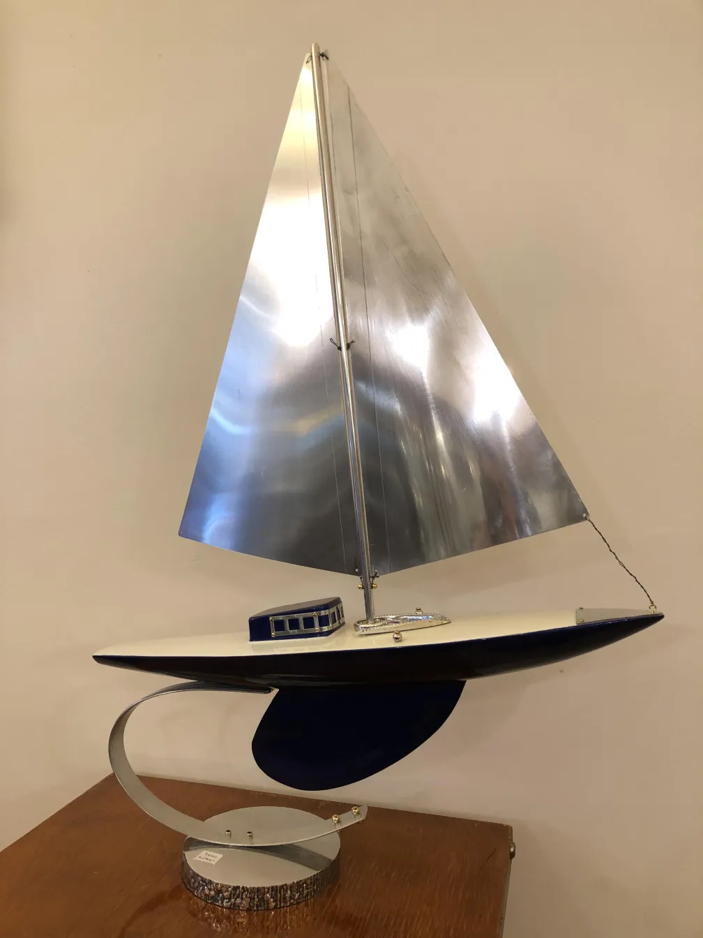 modelo de barco antiguo con vela plateada y base