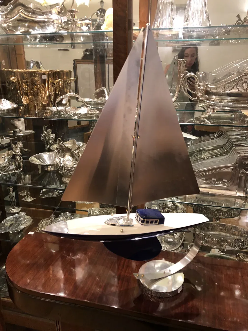 modelo de barco antigo com vela, exibido em vitrine