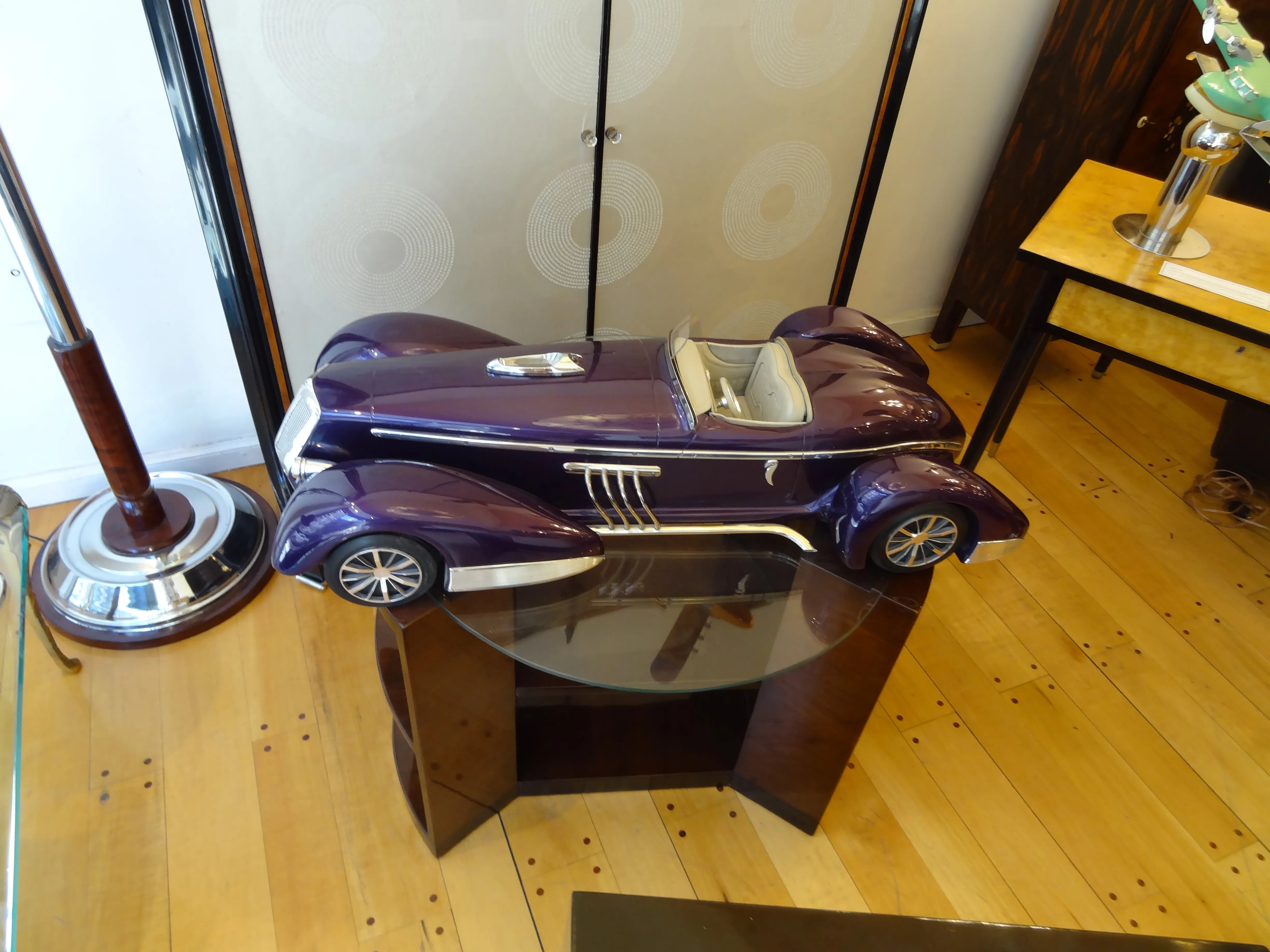 スタイリッシュな環境の中にある古い紫色の車のモデル