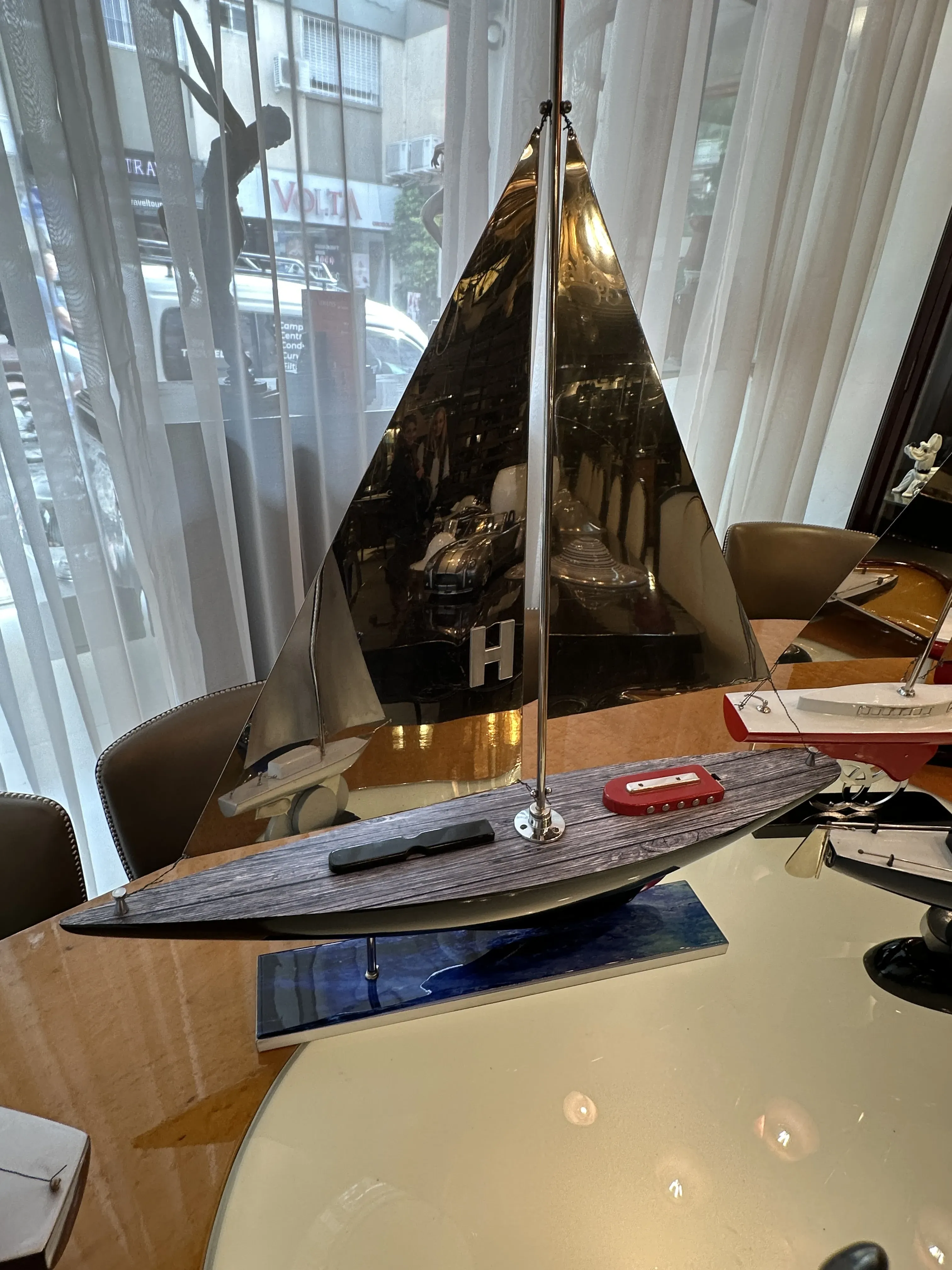 modelo de barco antigo com velas em uma mesa