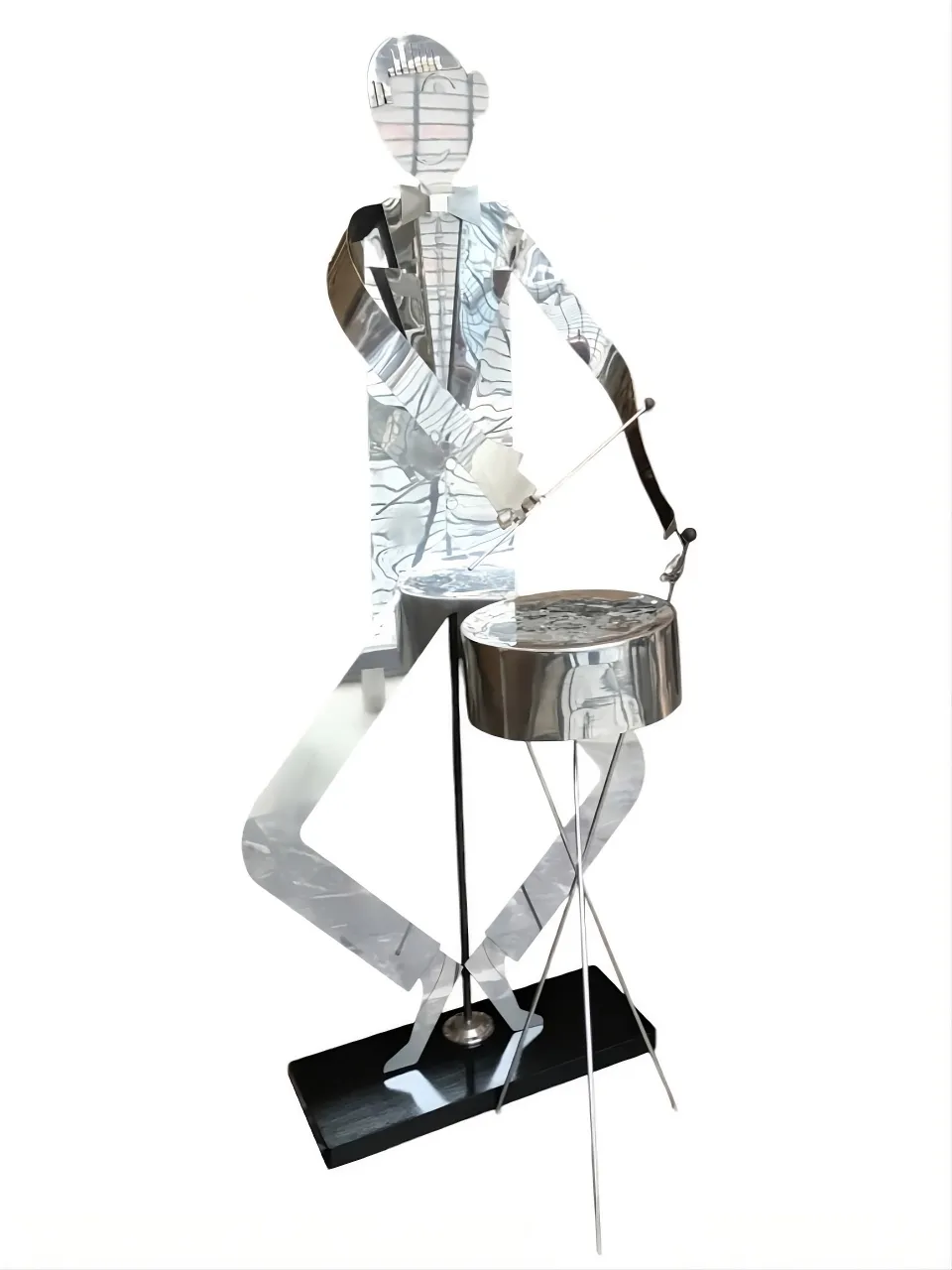 sculpture d'un musicien jouant d'un tambour sur une base