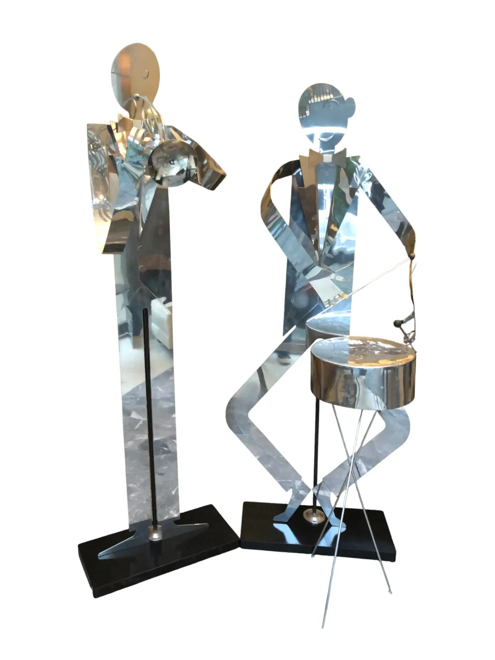 sculture di una band musicale con figure stilizzate in metallo, in un ambiente moderno