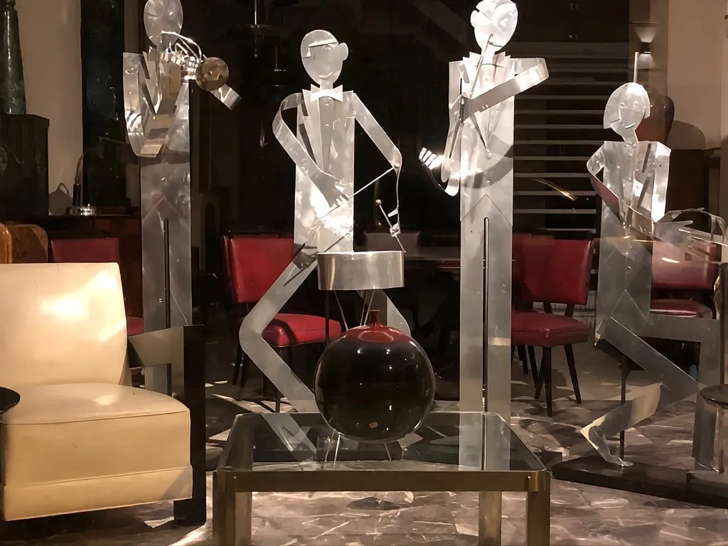 sculture di una band musicale del designer marcelo peña in un ambiente elegante
