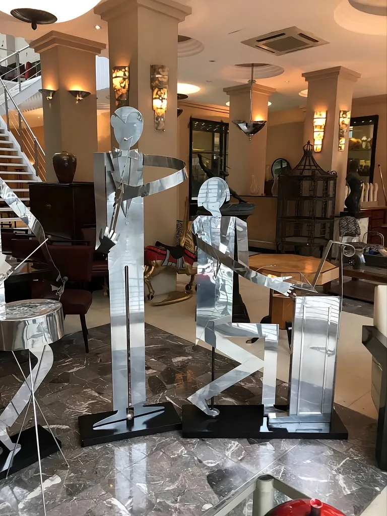 sculture della band musicale del designer marcelo peña in un ambiente elegante