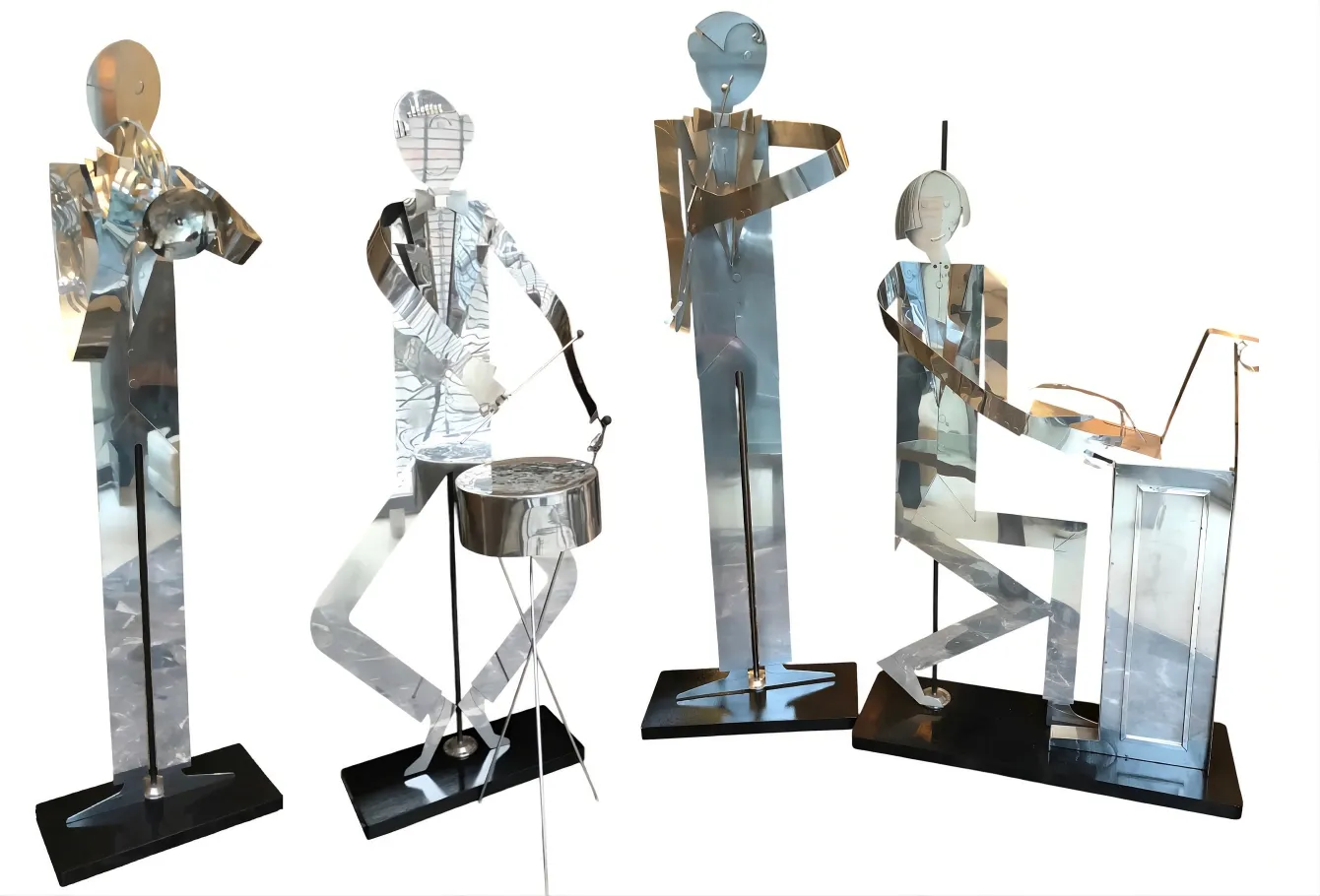 音楽バンドの古代彫刻、楽器を演奏する四つの形を持つ。