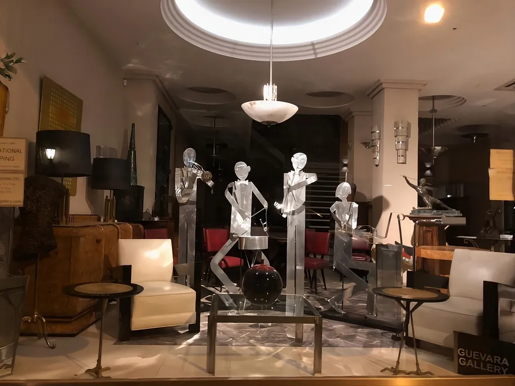 sculptures anciennes du groupe de musique du designer Marcelo Peña dans un cadre élégant