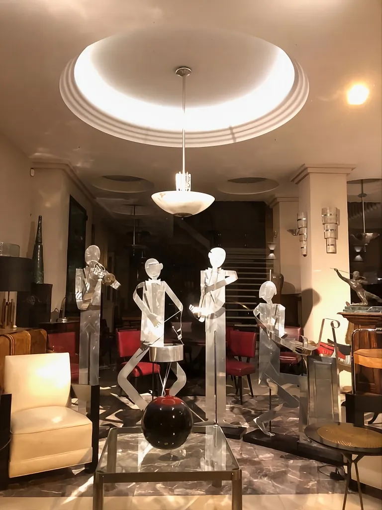 esculturas de una banda de música con figuras de diseño de marcelo peña en un ambiente sofisticado