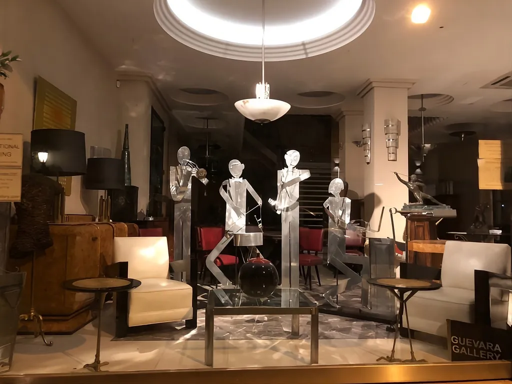 Vista de esculturas de banda de música antigua de Marcelo Peña en una galería.