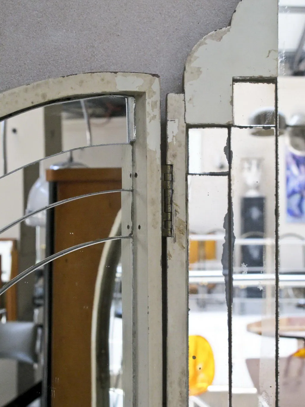 Miroir ancien de style art déco dans un cadre élégant.