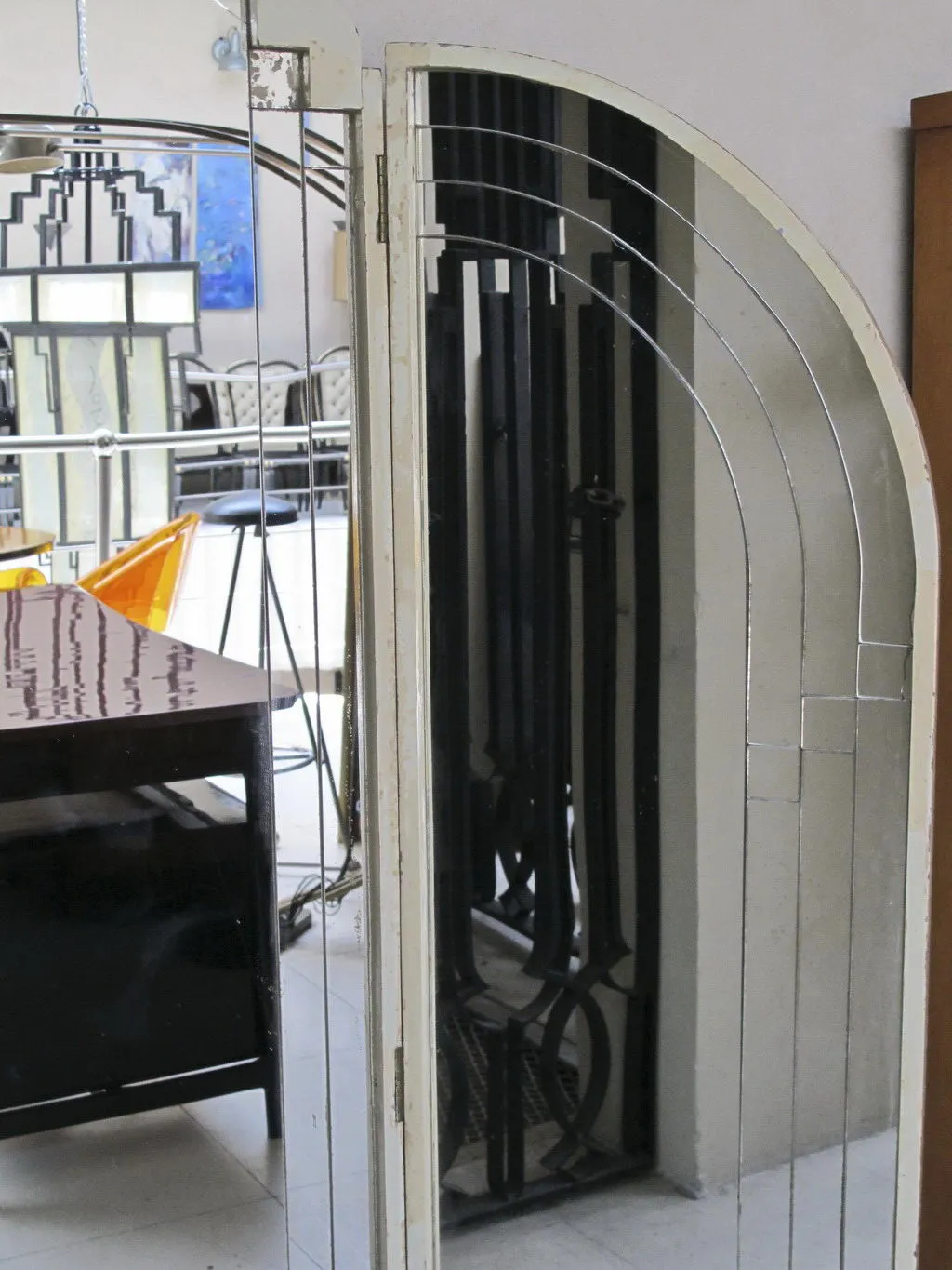 miroir ancien avec design art déco, zone bien éclairée